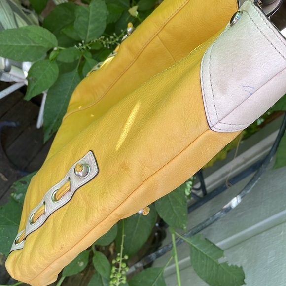 B. Makowsky Yellow Soft Leather Purse w/ Crème Color Trim (Clean Interior) - Picture 12 of 16